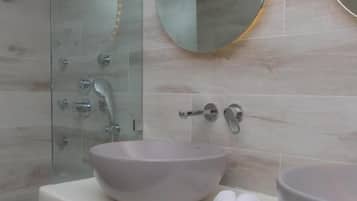 Apartamento Deluxe | Baño | Ducha, secador de pelo, zapatillas y toallas