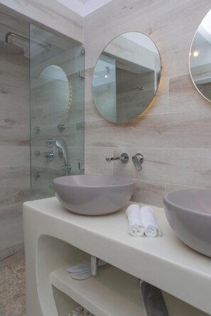 Deluxe Apartment | Bathroom | Shower, hair dryer, slippers, towels