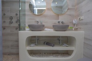 Deluxe Apartment | Bathroom