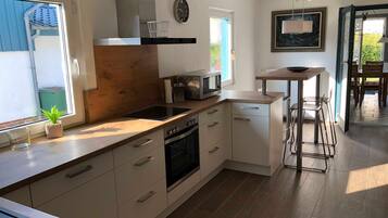 Kühlschrank, Mikrowelle, Ofen, Hochstuhl