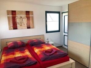 2 bedrooms, travel cot, WiFi, bed sheets