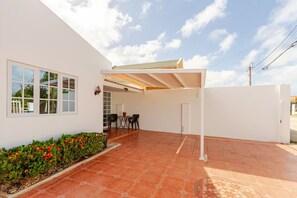 Outdoor dining - Beautiful apartment 10 minutes walk from Beach (Noord)