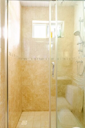 Shower, hair dryer, towels, soap - Beautiful apartment 10 minutes walk from Beach (Noord)