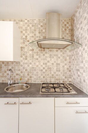 雪櫃、微波爐、咖啡機/沖茶器、咖啡磨豆機