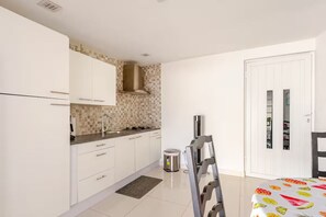 雪櫃、微波爐、咖啡機/沖茶器、咖啡磨豆機