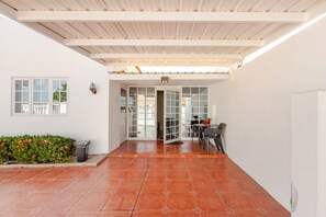 Outdoor dining - Beautiful apartment 10 minutes walk from Beach (Noord)