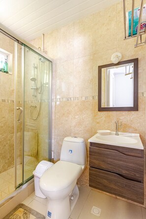 Een douche, een haardroger, handdoeken, zeep