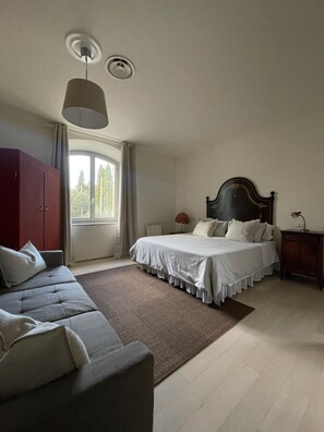 5 Schlafzimmer, Schreibtisch, Bügeleisen/Bügelbrett, WLAN