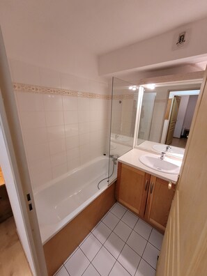 Bathtub, hair dryer - T3 garden apartment in residence  (Bagnères-de-Luchon)