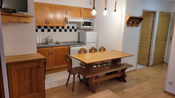 Geladeira, micro-ondas, cooktop, lava-louças