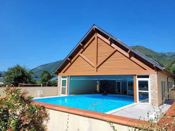 Alberca techada y alberca al aire libre