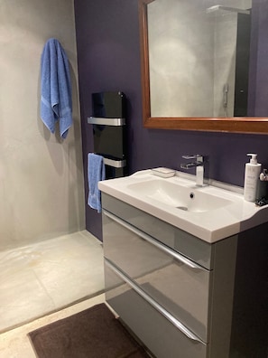 Een bad, een haardroger, toiletpapier