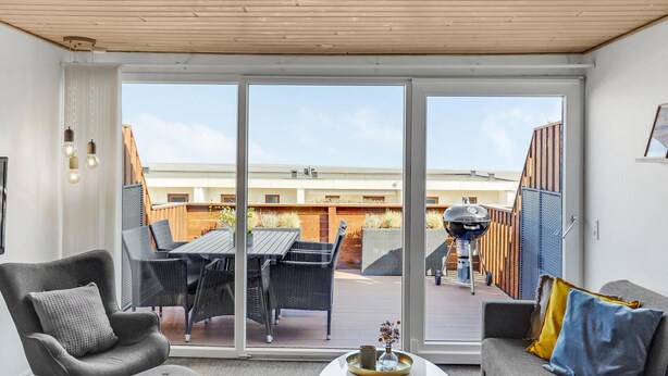 Ein modernes Interieur mit einer Schiebetür zu einer Terrasse.