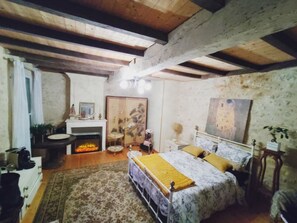 1 bedroom, iron/ironing board, bed sheets - Le Charme Charentais near Talmont sur Gironde Royan Saintes (Saint-André-de-Lidon)