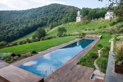 Villa with infinity pool, Spa,private garden, patio, barbecue,Monviso Unesco area.