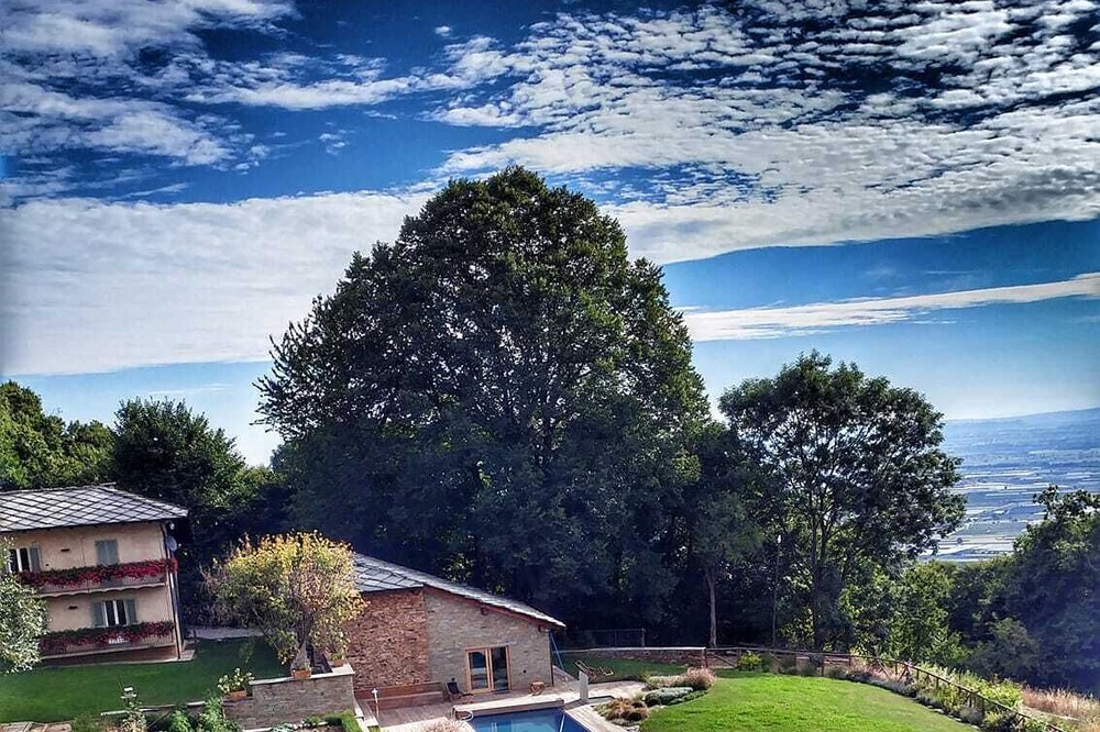 Dionisia's house: romantic Villa with Pool, Sky Spa, private Garden. Alps view.