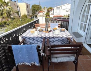 Outdoor dining - Resting by the beach (Torredembarra)