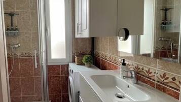 Douche, sĂšche-cheveux, serviettes fournies, savon