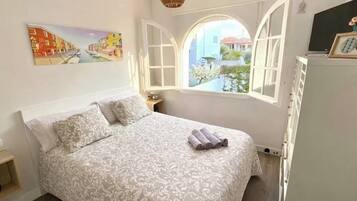 2 bedrooms, in-room safe, desk, iron/ironing board