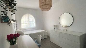 2 chambres, coffres-forts dans les chambres, bureau