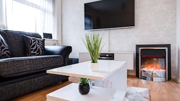 Apartment | Living room | 30-inch TV with digital channels, fireplace