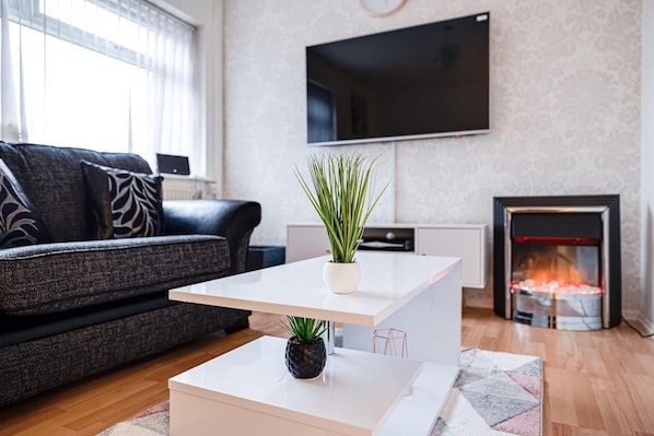 Apartment | Living room - Lovely 2 Bedroom Apartment With Fireplace (Manchester)