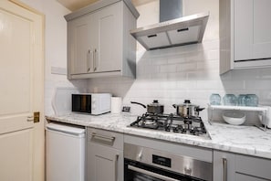Departamento | Cocina privada | Refrigerador, microondas, horno y parrilla de estufa
