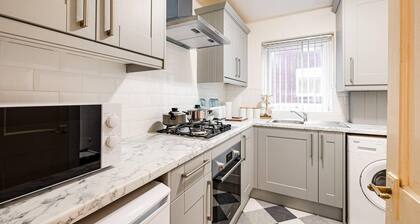 Lovely 2 Bedroom Apartment With Fireplace