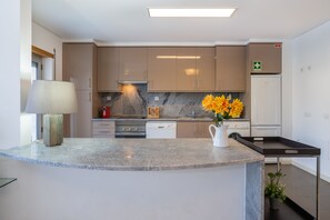 Kjøleskap, mikrobølgeovn, ovn og kokeplater