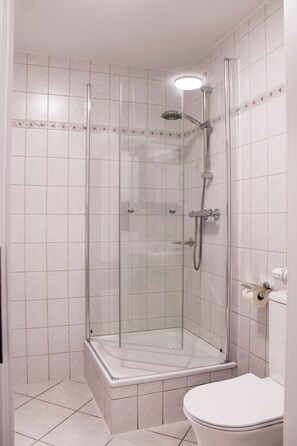 Shower, towels, toilet paper - FEWO at the Malzmühle 1d, located directly at the Brockenbahn (Wernigerode)