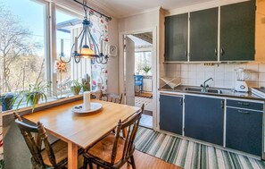 Fridge, coffee/tea maker