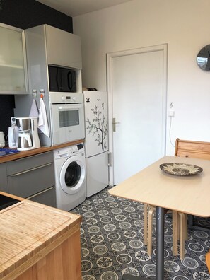 Fridge, microwave, oven, stovetop - Charming apartment close to the sea (Courseulles-sur-Mer)