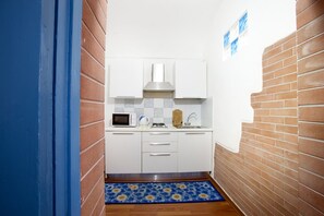 Kühlschrank, Mikrowelle, Wasserkocher mit Kaffee-/Teezubehör