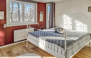 1 bedroom, free WiFi - Beautiful home in Yngered with WiFi (Yngered)