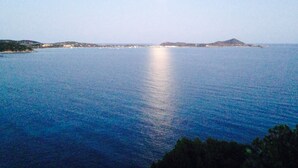 A coastal view with calm sea and distant land. - Panoramic villa on the sea Villasimius (Villasimius)