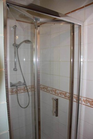 Ducha y bañera combinadas y secador de pelo