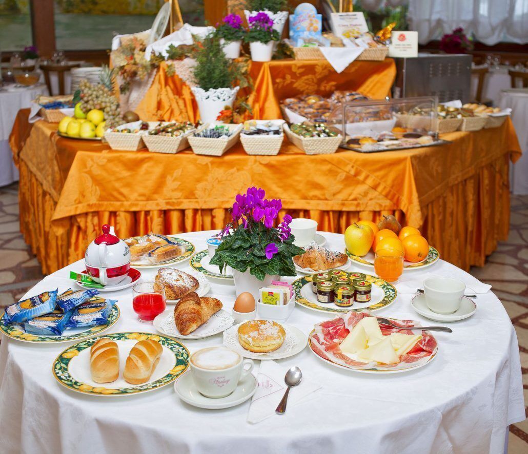 بوفيه فطور يوميًا بتكلفة قدرها (10 EUR للشخص)