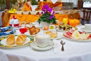 Daily buffet breakfast for a fee