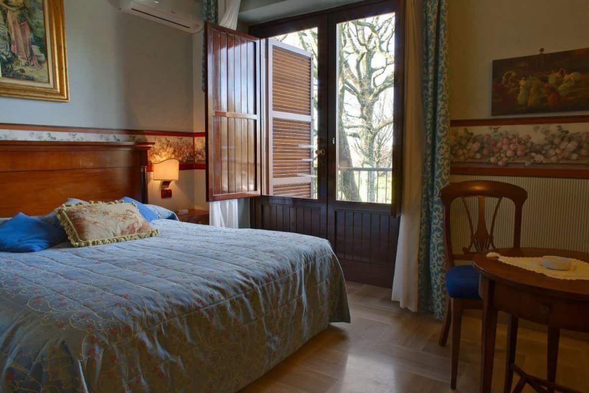Standard-Doppel- oder -Zweibettzimmer