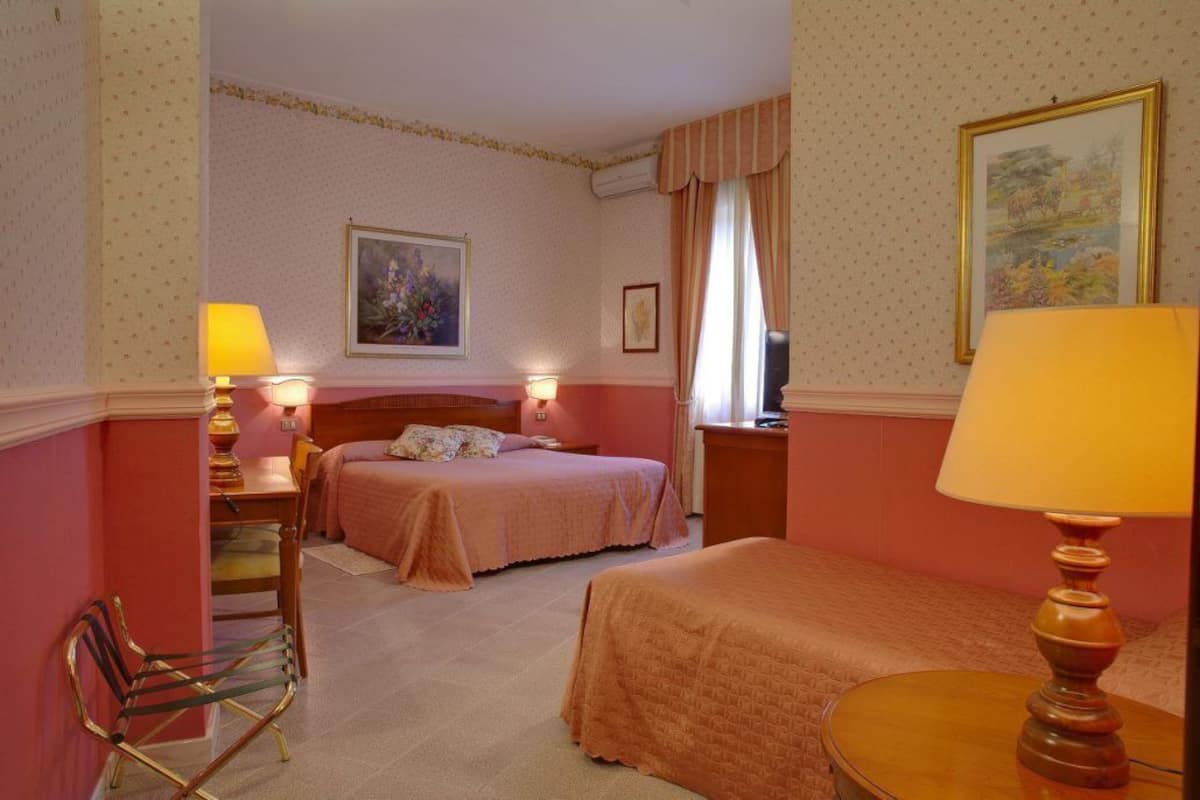 Minibar, Zimmersafe, BĂŒgeleisen/BĂŒgelbrett, kostenloses WLAN