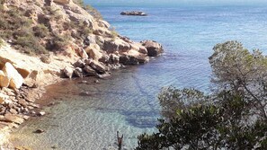Nær stranden, solsenger og strandhåndklær