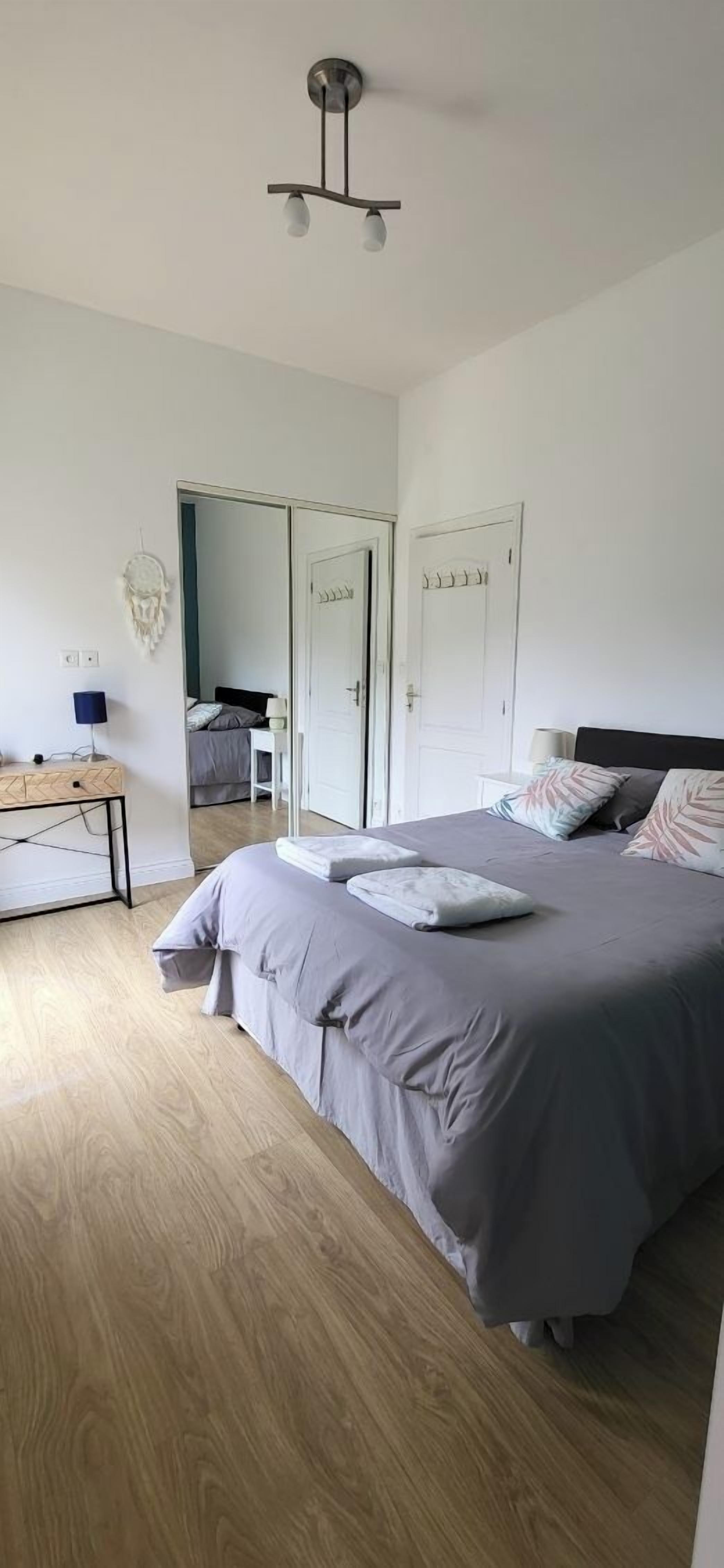 Une chambre à coucher avec un lit, un bureau et une armoire.