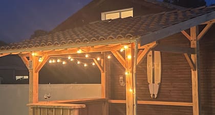 Family villa for 10 people with heated pool close to the ocean.