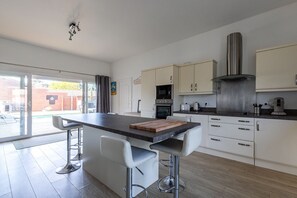 Een koelkast, een microgolfoven, een oven, een kookplaat