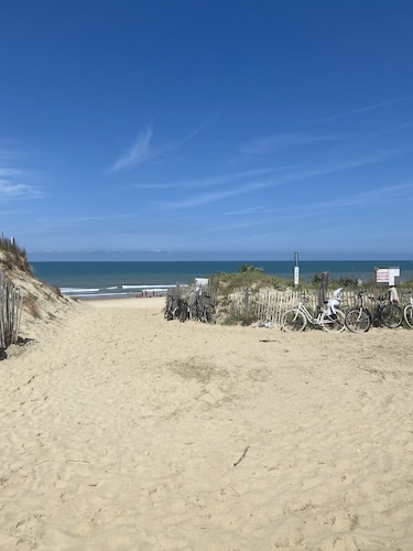 Villa familiale pour 10 personnes avec piscine chauffée proche de l'océan.