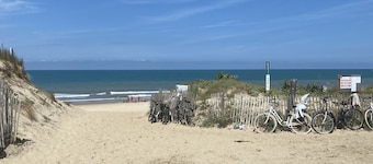 Family villa for 10 people with heated pool close to the ocean.