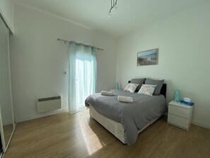 5 bedrooms, iron/ironing board, travel cot, free WiFi - Family villa for 10 people with heated pool close to the ocean. (Vensac)