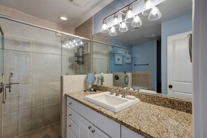 Bathtub, hair dryer, towels - 21 Hilton Head Beach Villas (Hilton Head Island)
