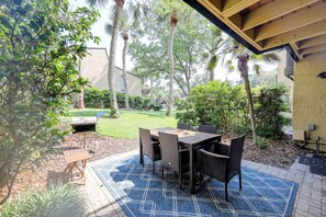 Outdoor dining - 21 Hilton Head Beach Villas (Hilton Head Island)