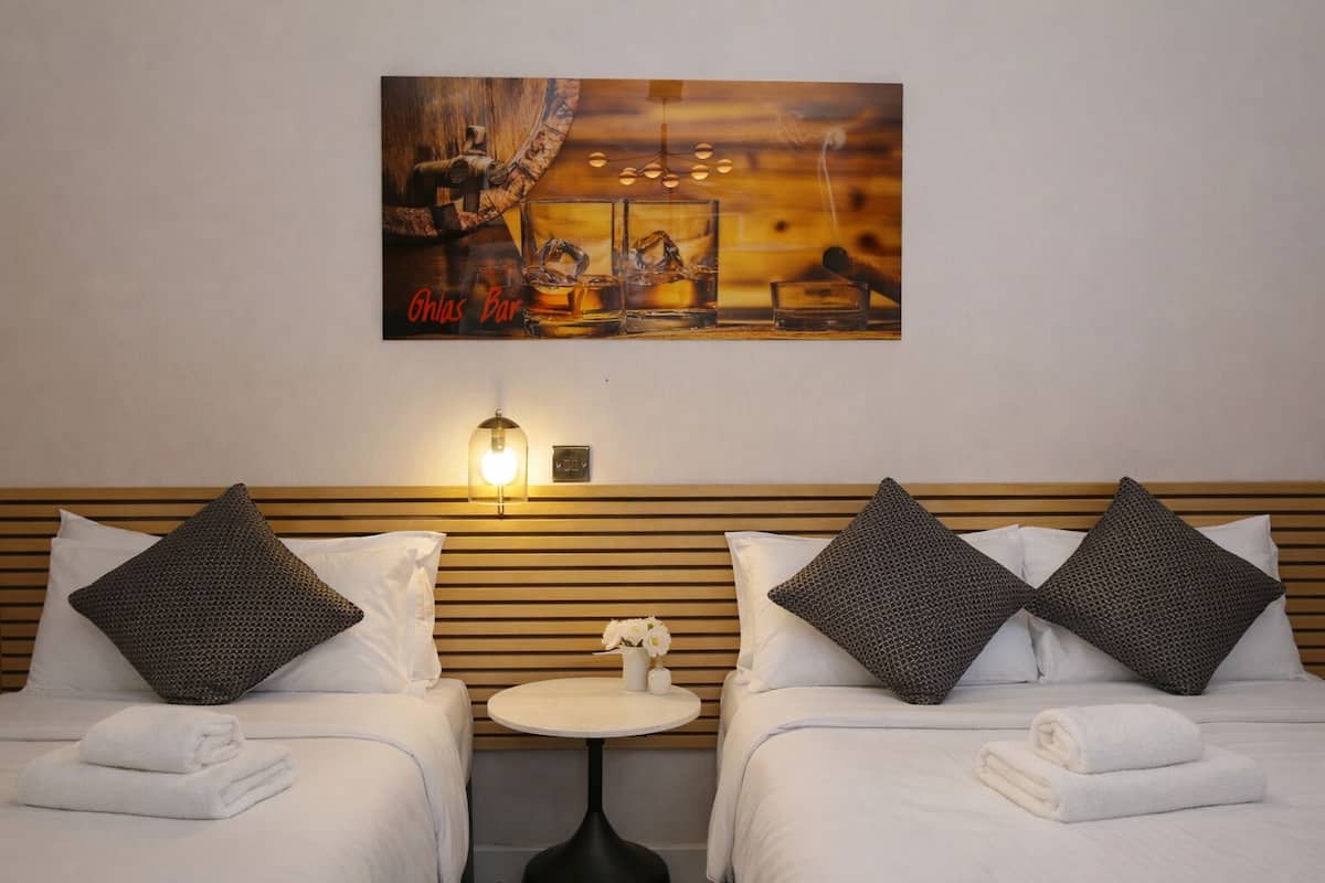 Budget Triple Room | 客室ごとに異なる装飾、客室ごとに異なるインテリア、デスク、ノートパソコン用作業スペース